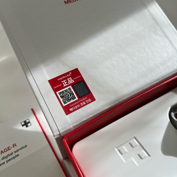 NWT 100 % authentic medicube device AG-R Booster H comes with 3 free samples - Picture 7 of 14